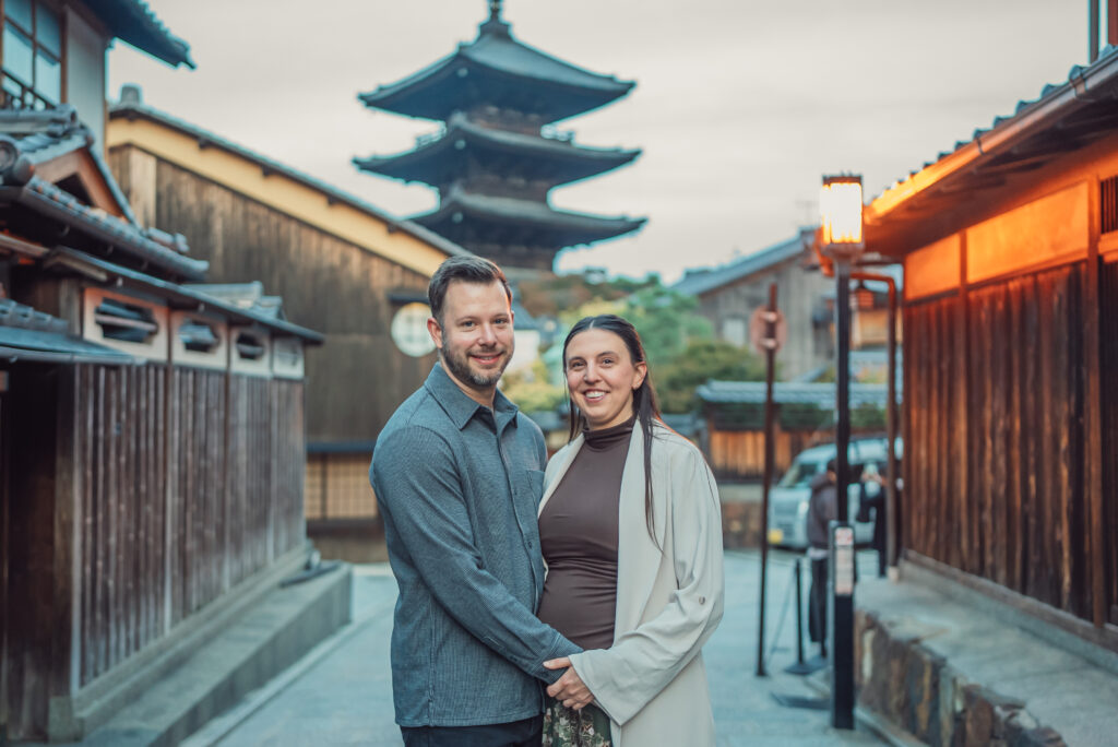 Pregnant couple enjoying an autumn photoshoot near Yasaka Pagoda in Kyoto