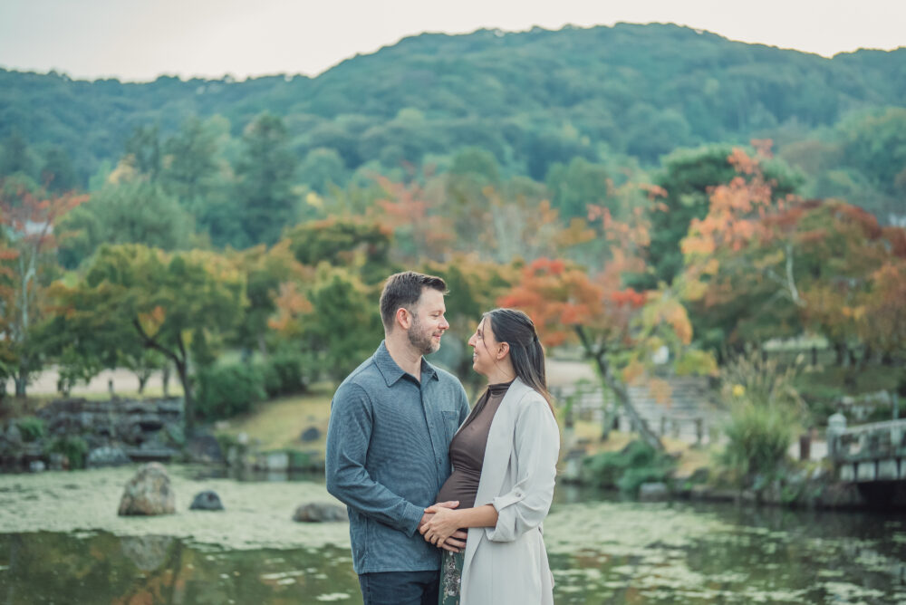 Autumn foliage and Japanese garden scenery at Maruyama Park in Kyoto during a maternity photoshoot