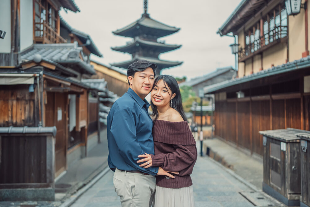 Couple who had proposal photo shoot at Higashiyama Kyoto with Yasaka Pagoda in the background during an autumn proposal photoshoot
