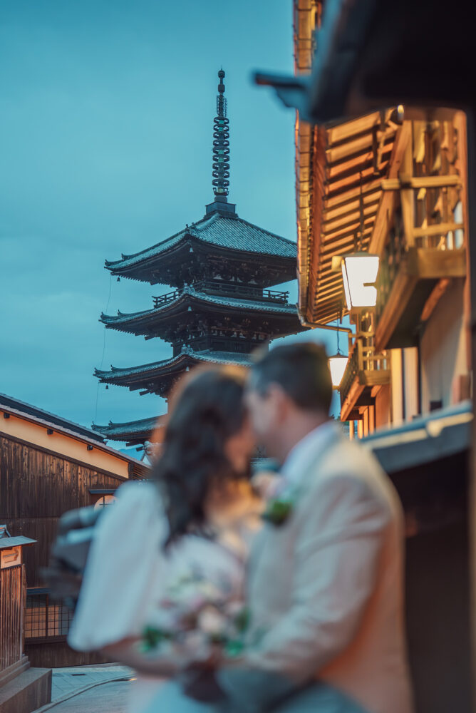 A romantic couple silhouette with Yasaka Pagoda in Higashiyama Kyoto before sunrise during a Kyoto elopement and pre wedding photoshoot.